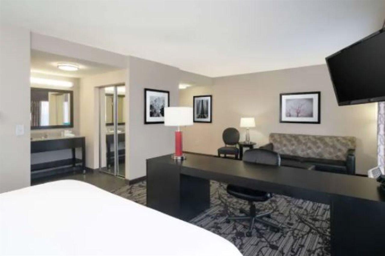 Hampton Inn And Suites Roanoke Airport/Valley View Mall Екстериор снимка