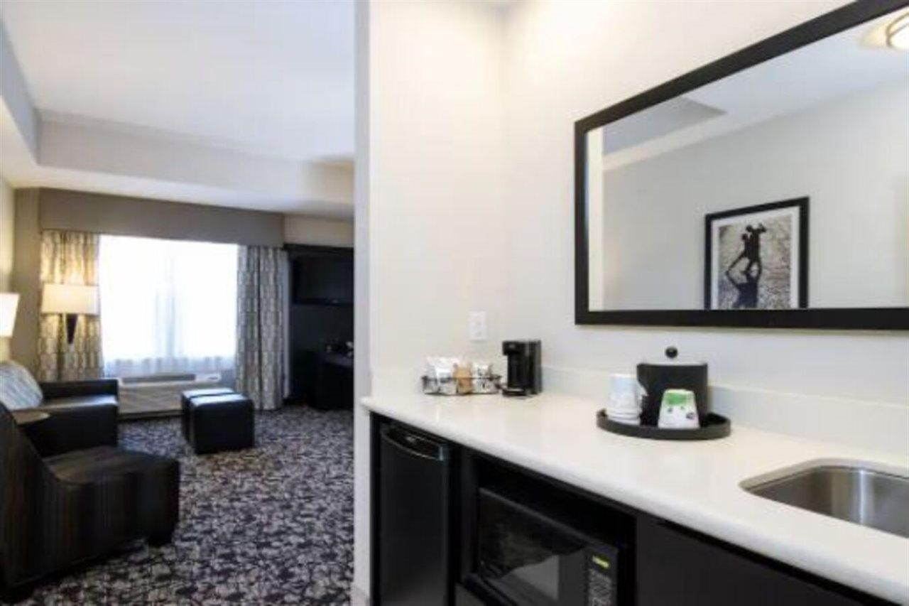 Hampton Inn And Suites Roanoke Airport/Valley View Mall Екстериор снимка