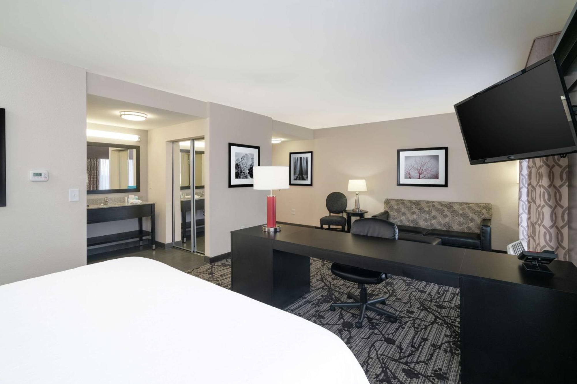 Hampton Inn And Suites Roanoke Airport/Valley View Mall Екстериор снимка