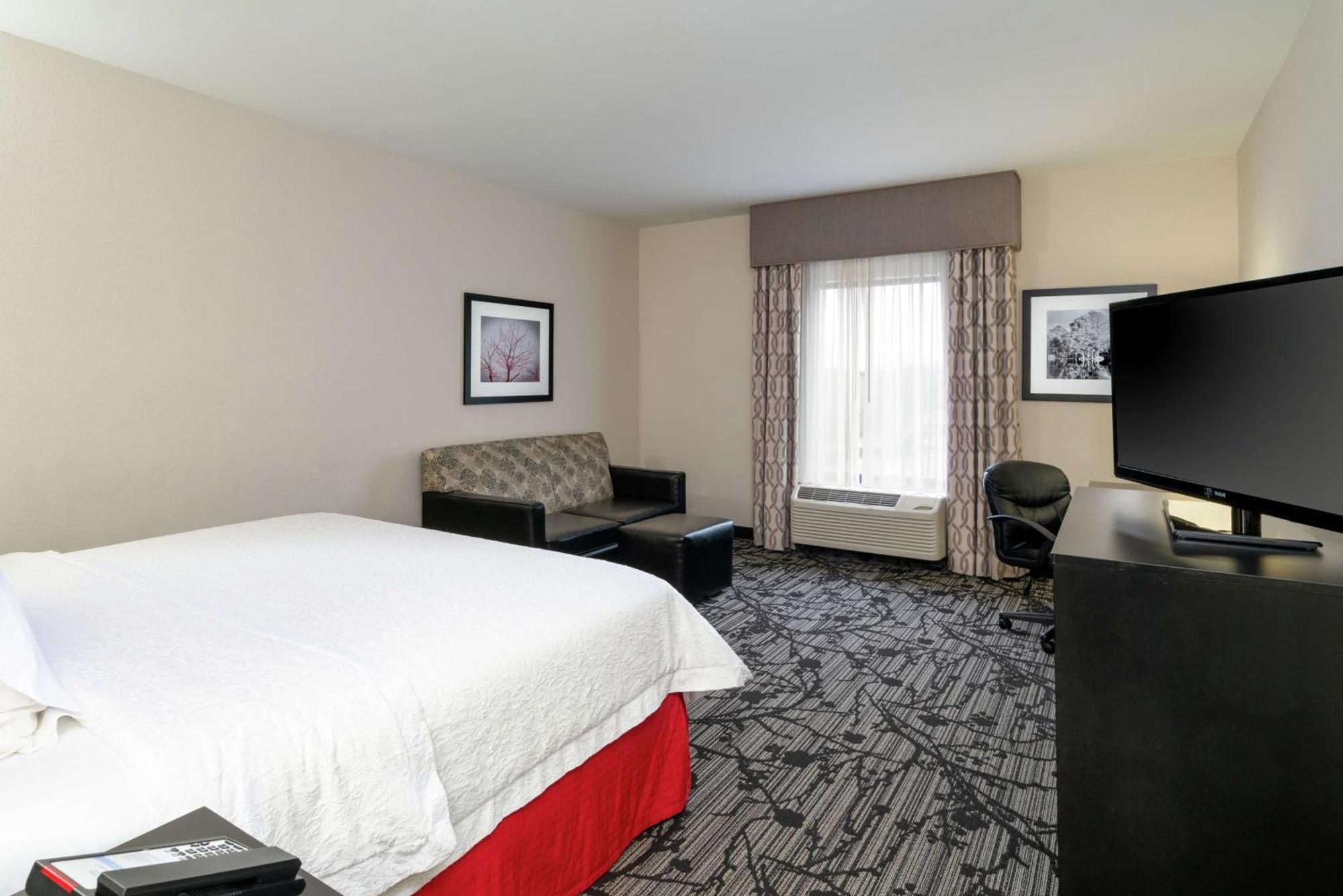 Hampton Inn And Suites Roanoke Airport/Valley View Mall Екстериор снимка