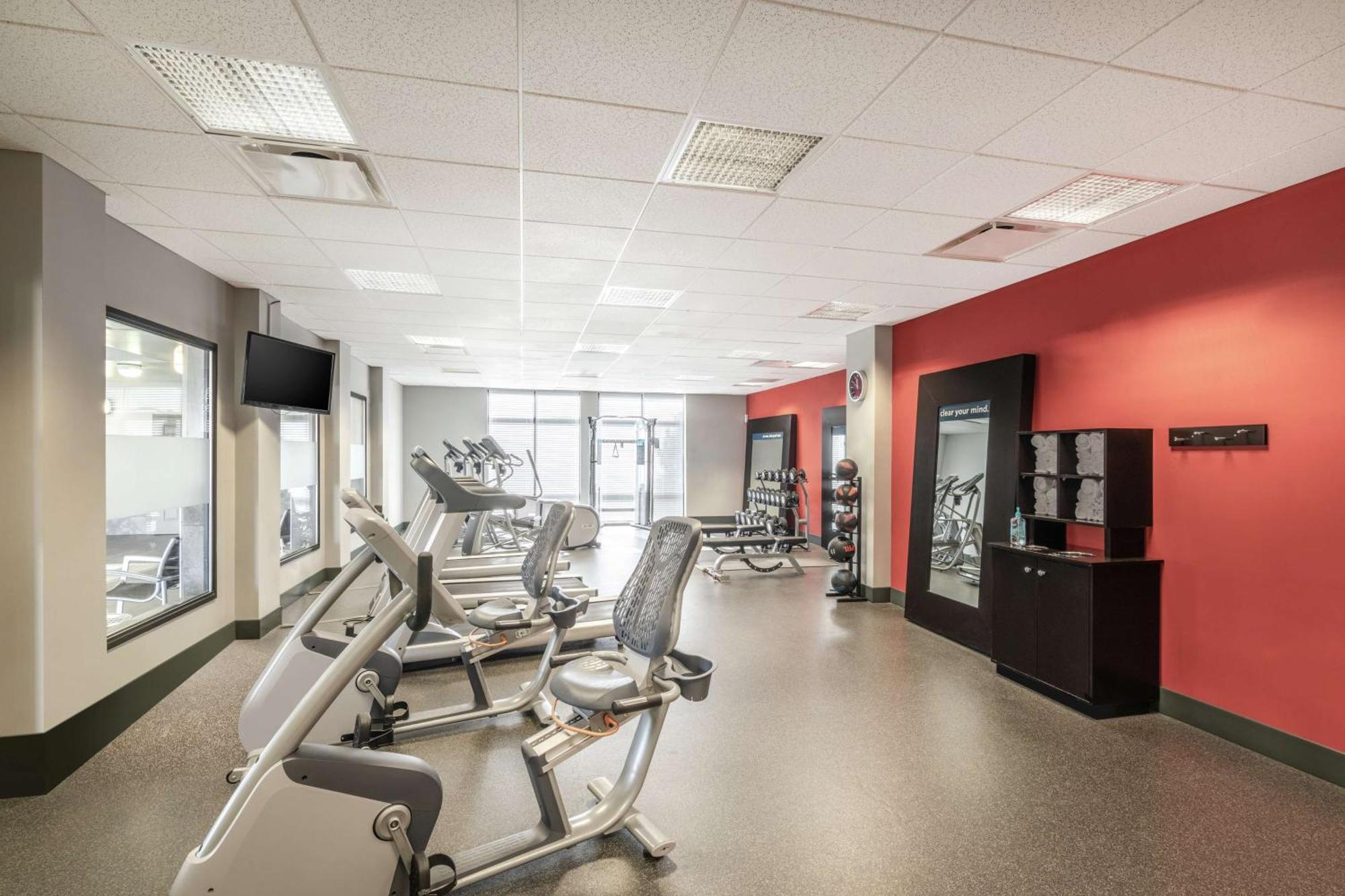 Hampton Inn And Suites Roanoke Airport/Valley View Mall Екстериор снимка