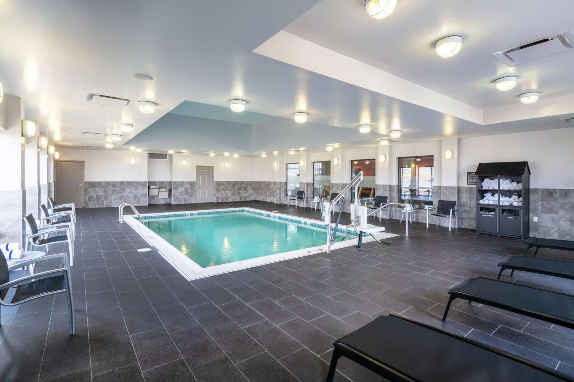 Hampton Inn And Suites Roanoke Airport/Valley View Mall Екстериор снимка