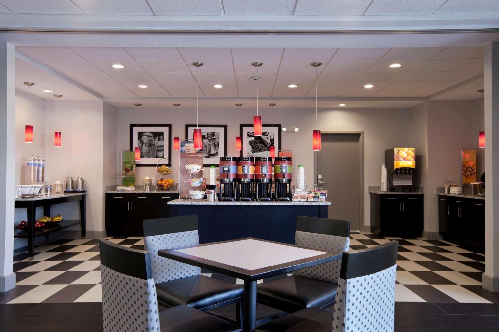 Hampton Inn And Suites Roanoke Airport/Valley View Mall Екстериор снимка