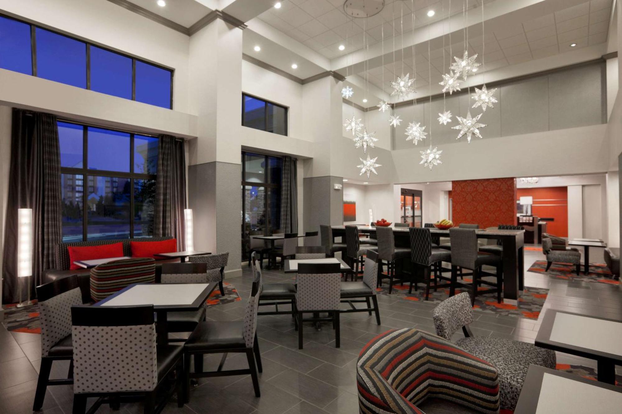 Hampton Inn And Suites Roanoke Airport/Valley View Mall Екстериор снимка